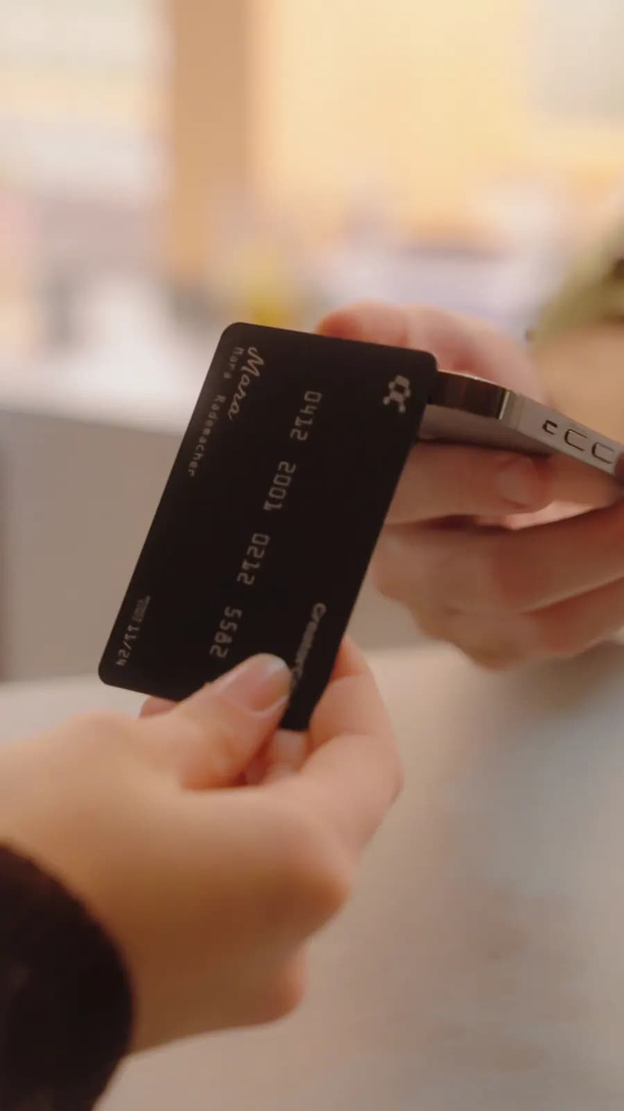 Die CreatorCard wird an ein Smartphone gehalten und per NFC eingecheckt